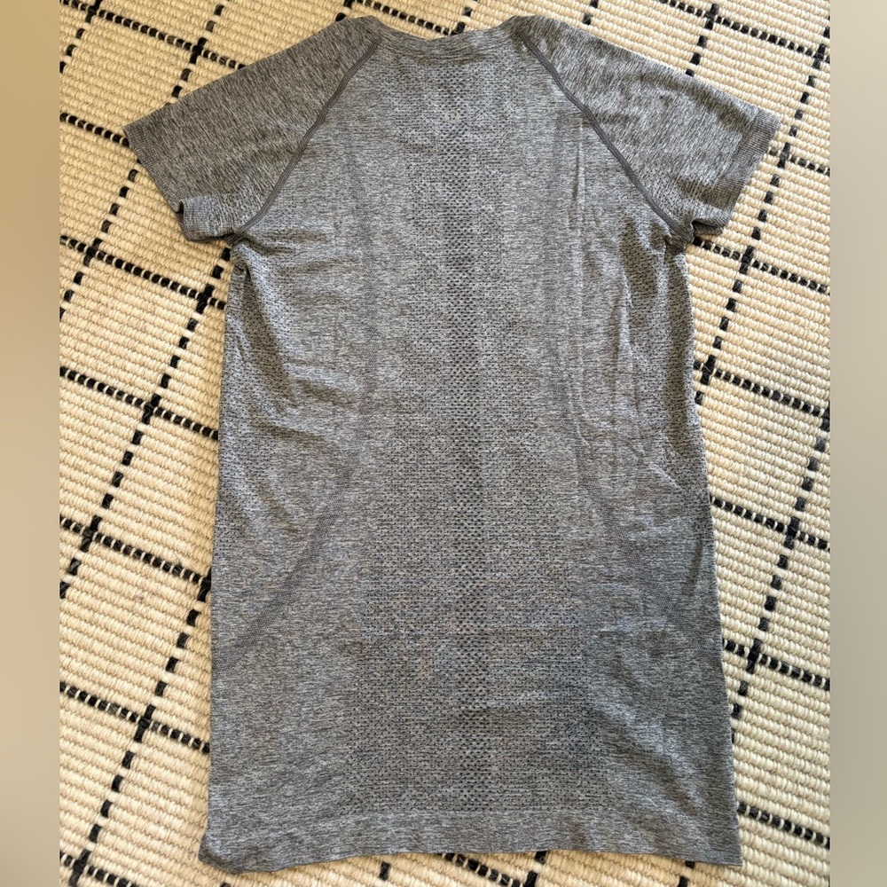 Lululemon Gray Women's Short-Sleeve Swiftly Tech 2.0 Waist Length Tee Size 6 - Picture 2 of 3
